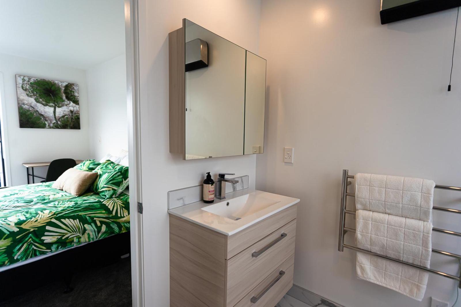 כרייסטצ'רץ' Modern 2 Bedroom Townhouse In Cbd With Parking! Sleeps 5 מראה חיצוני תמונה